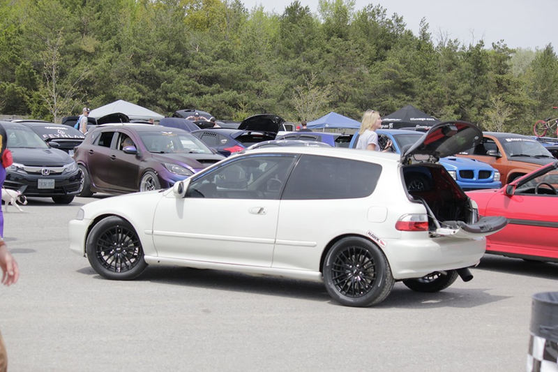 Oh, whats that poking under the rear bumper.